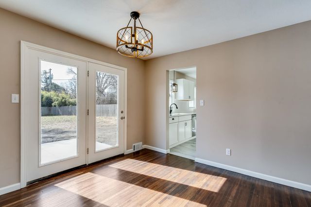 537 N Oakwood Dr, Wichita, KS 67208