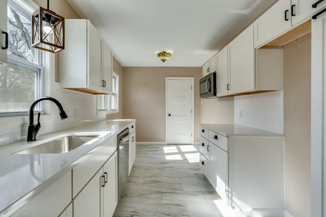 537 N Oakwood Dr, Wichita, KS 67208