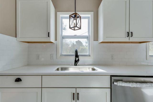 537 N Oakwood Dr, Wichita, KS 67208