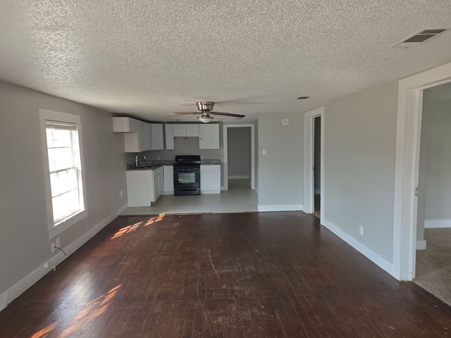402 W 4th Street 1, Kaufman, TX 75142