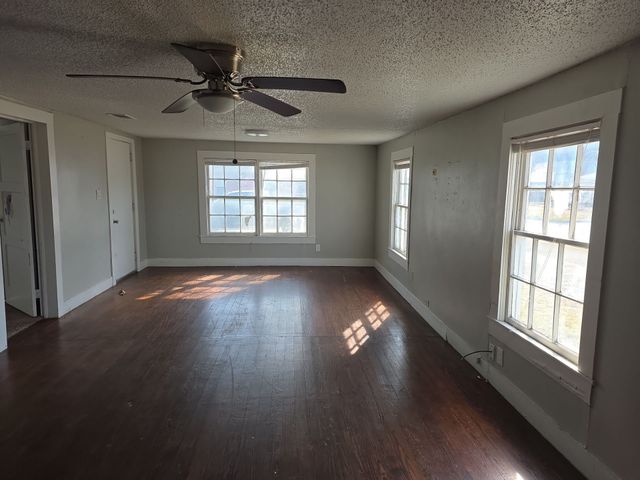 402 W 4th Street 1, Kaufman, TX 75142