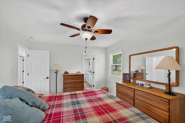 1492 Woodscliff Drive, Anderson, IN 46012