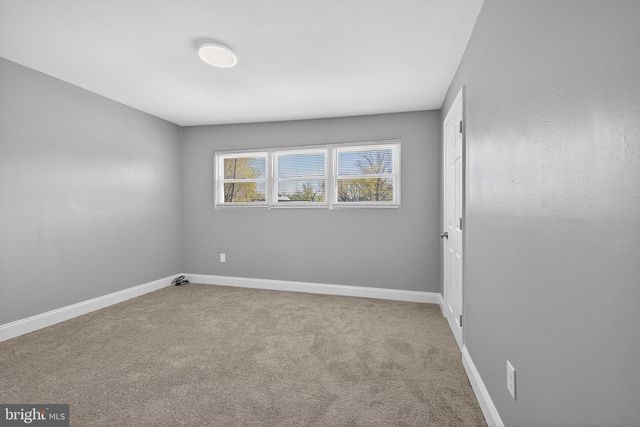 8 THORN CT, New Castle, DE 19720