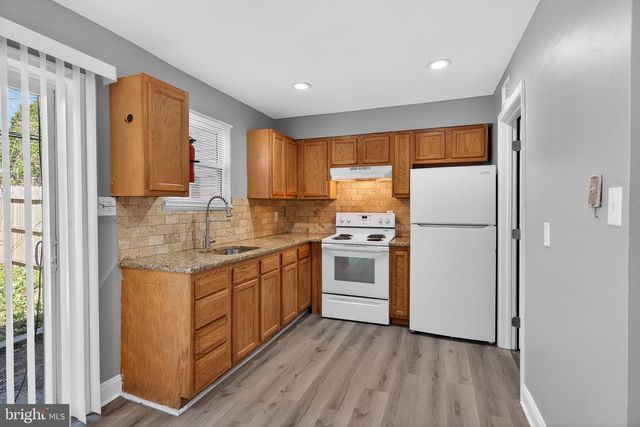 8 THORN CT, New Castle, DE 19720