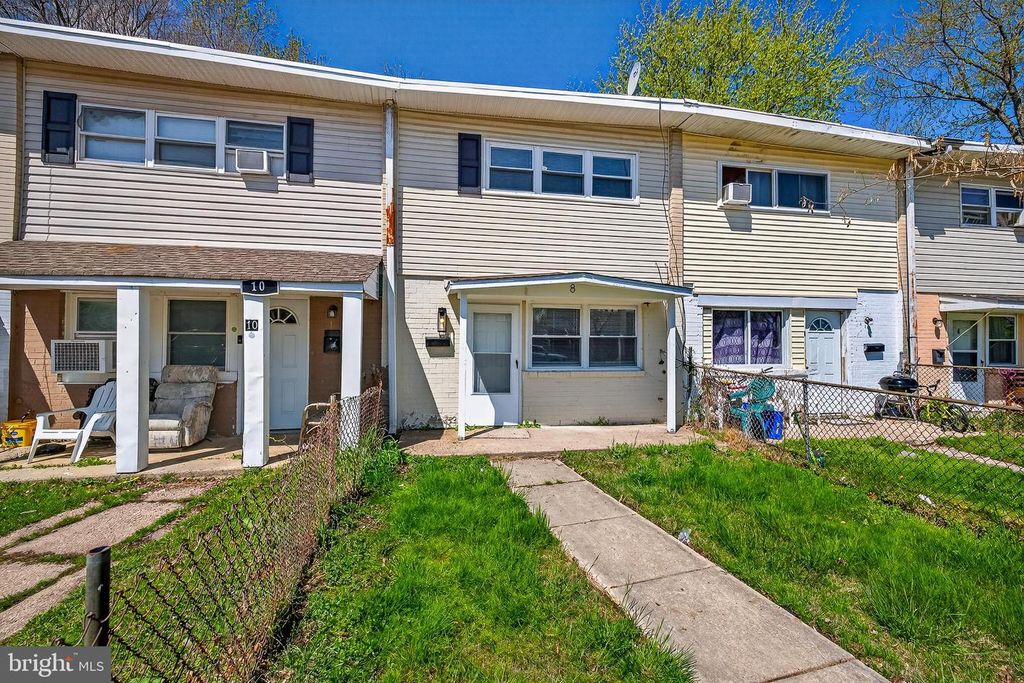 8 THORN CT, New Castle, DE 19720