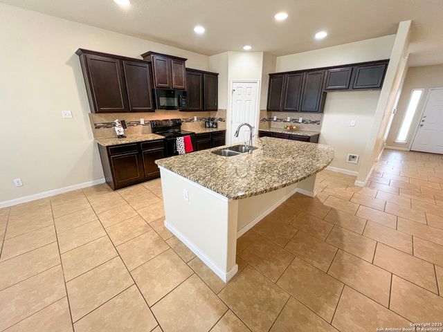 8915 Palmetto Park, Converse, TX 78109