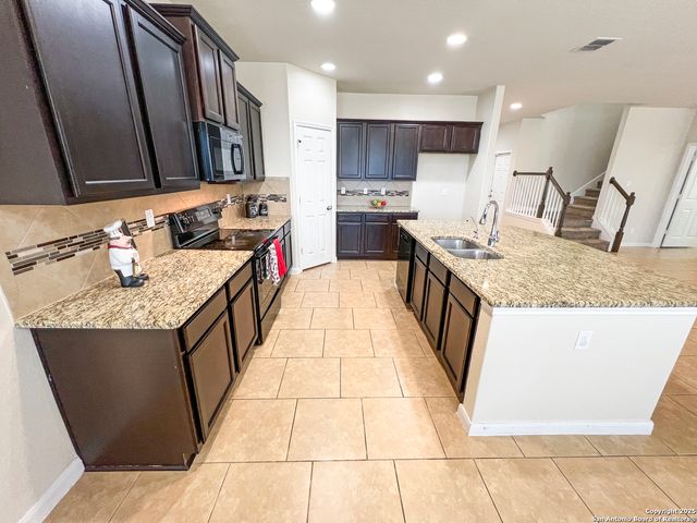 8915 Palmetto Park, Converse, TX 78109
