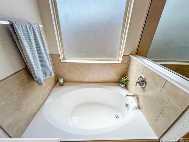 8915 Palmetto Park, Converse, TX 78109