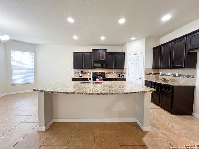 8915 Palmetto Park, Converse, TX 78109