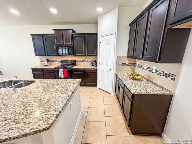 8915 Palmetto Park, Converse, TX 78109