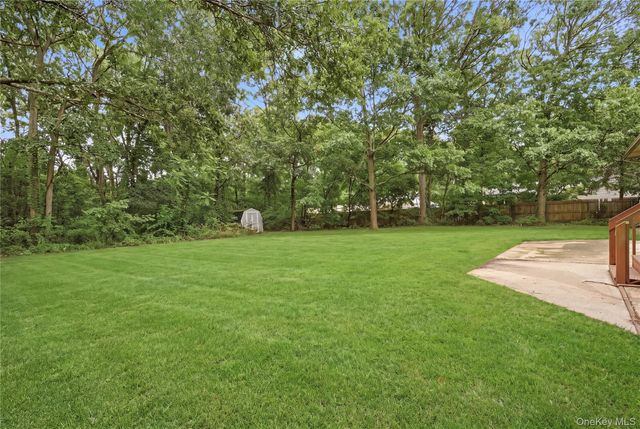 21 Lisa Court, Shirley, NY 11967