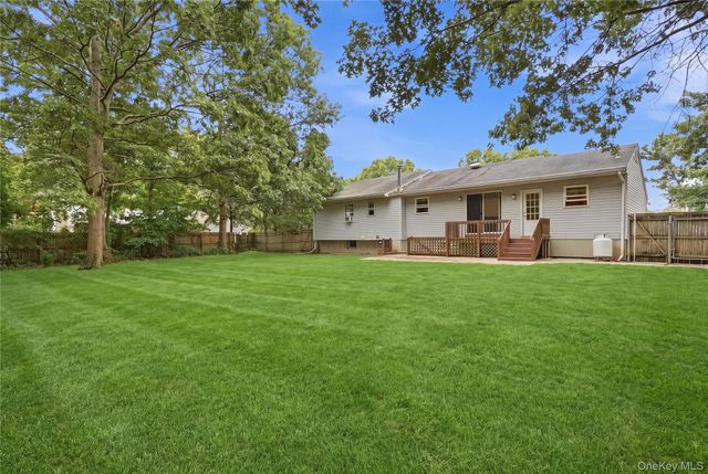 21 Lisa Court, Shirley, NY 11967
