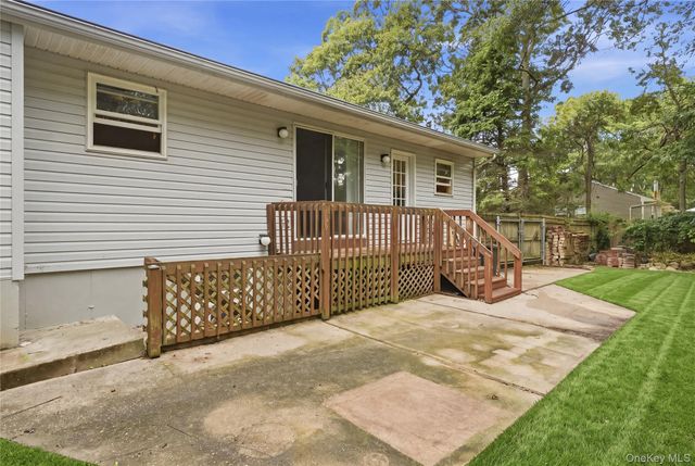 21 Lisa Court, Shirley, NY 11967