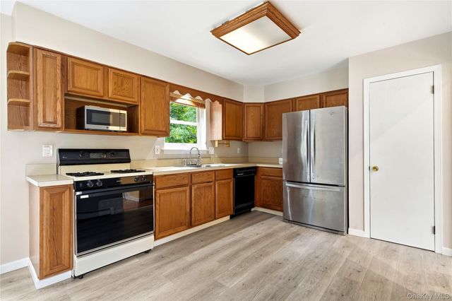 21 Lisa Court, Shirley, NY 11967