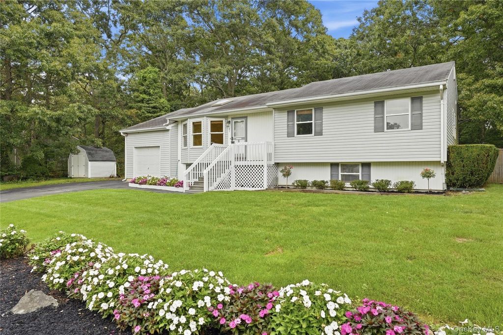 21 Lisa Court, Shirley, NY 11967