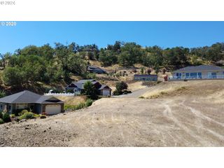1996 Nw WAREWOOD TERRACE Ct Nw 15, Roseburg, OR 97471