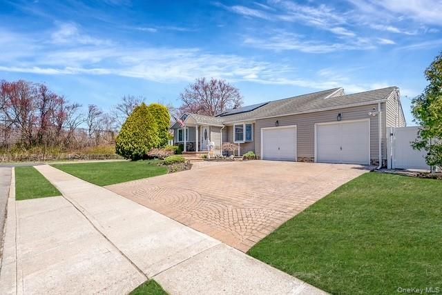 581 Roosevelt Avenue, Massapequa Park, NY 11762
