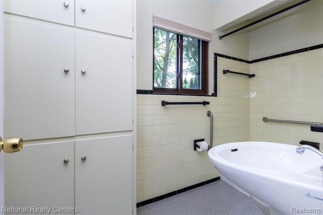 2475 Lafay, West Bloomfield, MI 48324