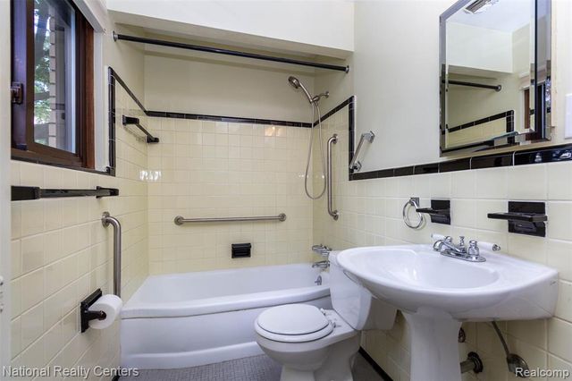 2475 Lafay, West Bloomfield, MI 48324