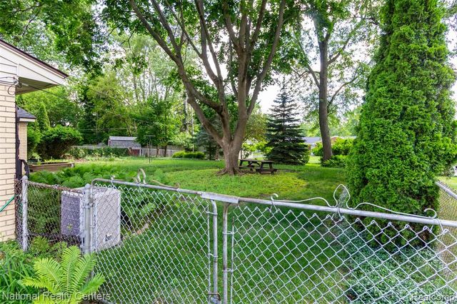 2475 Lafay, West Bloomfield, MI 48324