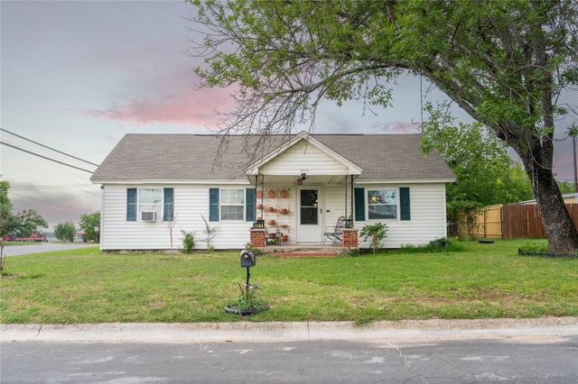 904 S Perrin Street, Decatur, TX 76234