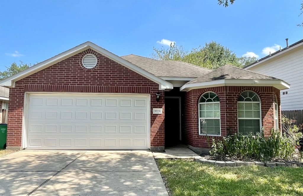 5723 Wandering Creek Drive, Richmond, TX 77469