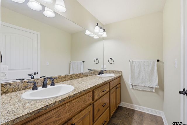 213 Freeman St, Lindale, TX 75771