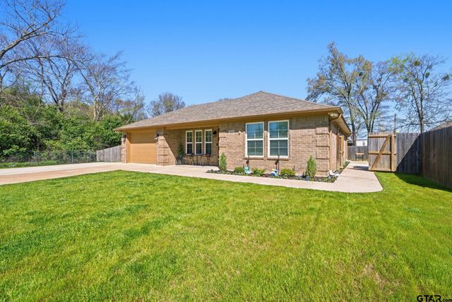 213 Freeman St, Lindale, TX 75771