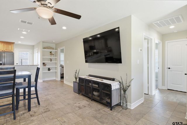 213 Freeman St, Lindale, TX 75771