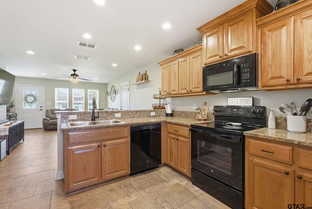 213 Freeman St, Lindale, TX 75771