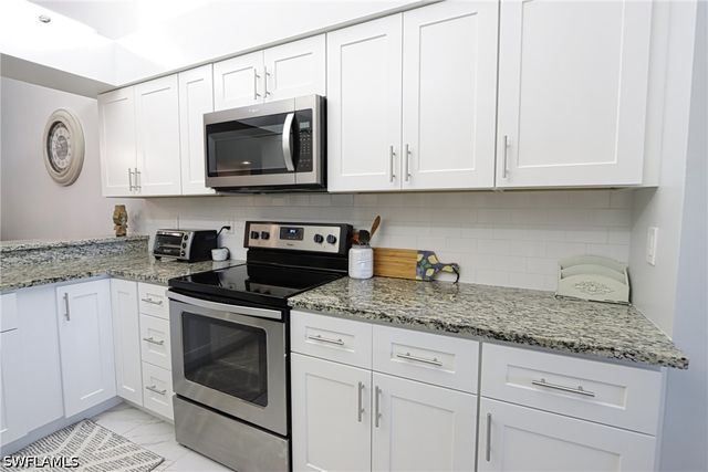 10805 Queen Anne LN 203, Naples, FL 34109