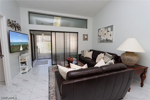 10805 Queen Anne LN 203, Naples, FL 34109