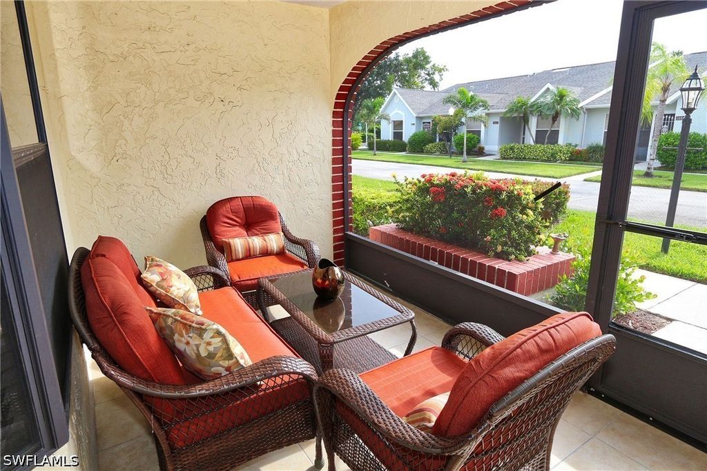 10805 Queen Anne LN 203, Naples, FL 34109