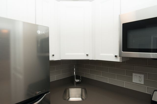 817 W Lakeside Place 206, Chicago, IL 60640