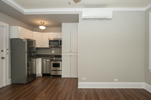 817 W Lakeside Place 206, Chicago, IL 60640