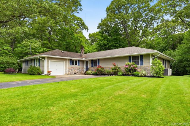 25 Edcris Lane, Huntington, NY 11743