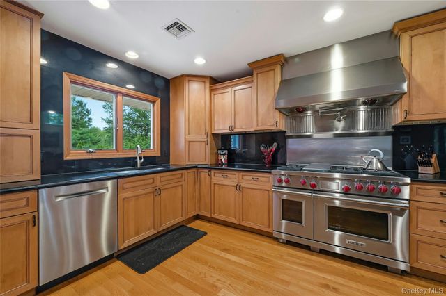 25 Edcris Lane, Huntington, NY 11743