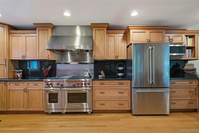 25 Edcris Lane, Huntington, NY 11743