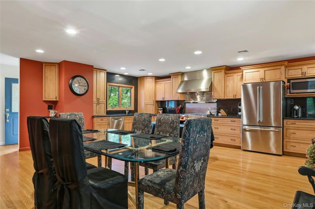 25 Edcris Lane, Huntington, NY 11743