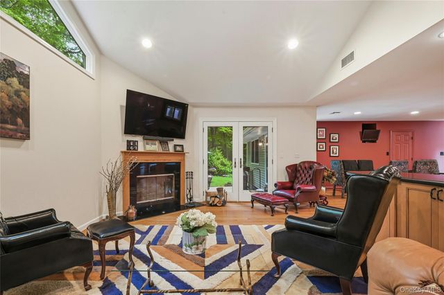 25 Edcris Lane, Huntington, NY 11743