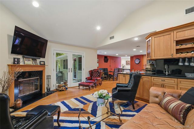 25 Edcris Lane, Huntington, NY 11743