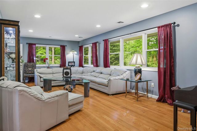 25 Edcris Lane, Huntington, NY 11743
