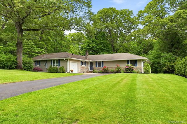 25 Edcris Lane, Huntington, NY 11743