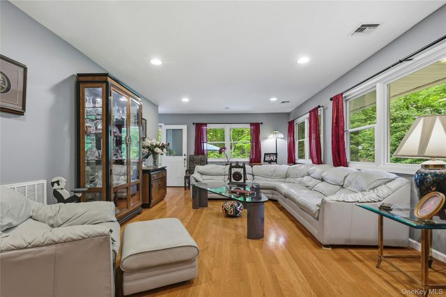 25 Edcris Lane, Huntington, NY 11743