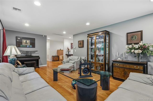 25 Edcris Lane, Huntington, NY 11743