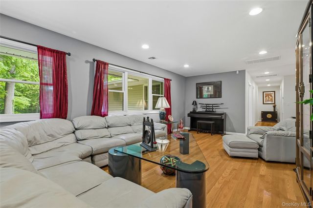 25 Edcris Lane, Huntington, NY 11743