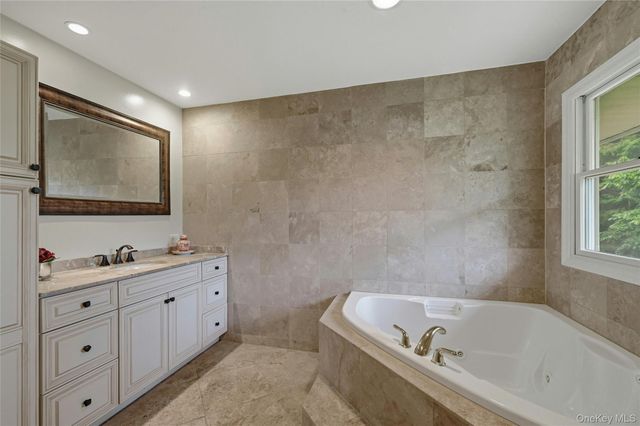 25 Edcris Lane, Huntington, NY 11743