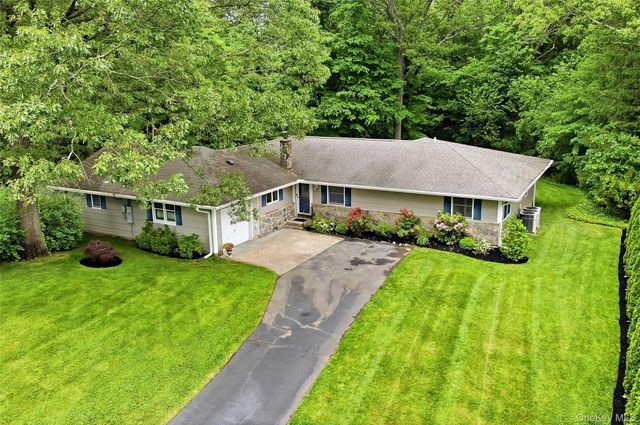 25 Edcris Lane, Huntington, NY 11743