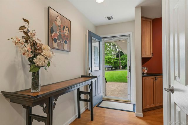 25 Edcris Lane, Huntington, NY 11743
