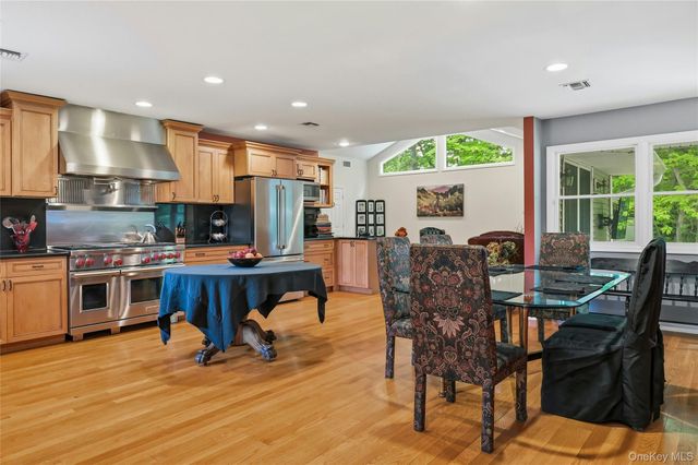 25 Edcris Lane, Huntington, NY 11743